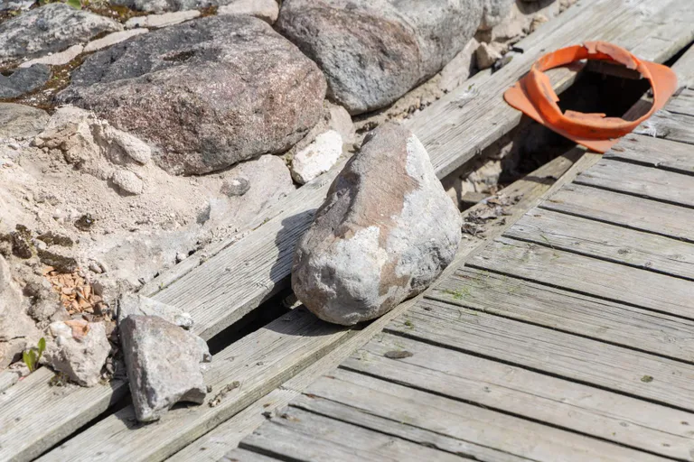 Laguneb ka taastatud linnamüür ning kivid vajuvad nii terrassile kui kivisillutisele.