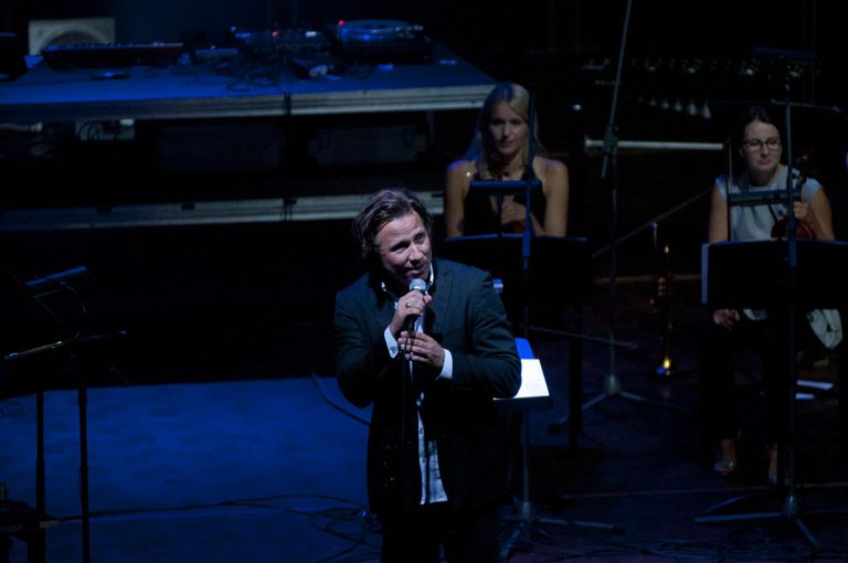 Kristjan Järvi Pärnu muusikafestivalil kontserdil Veljo Tormise loomingut interpreteerimas.