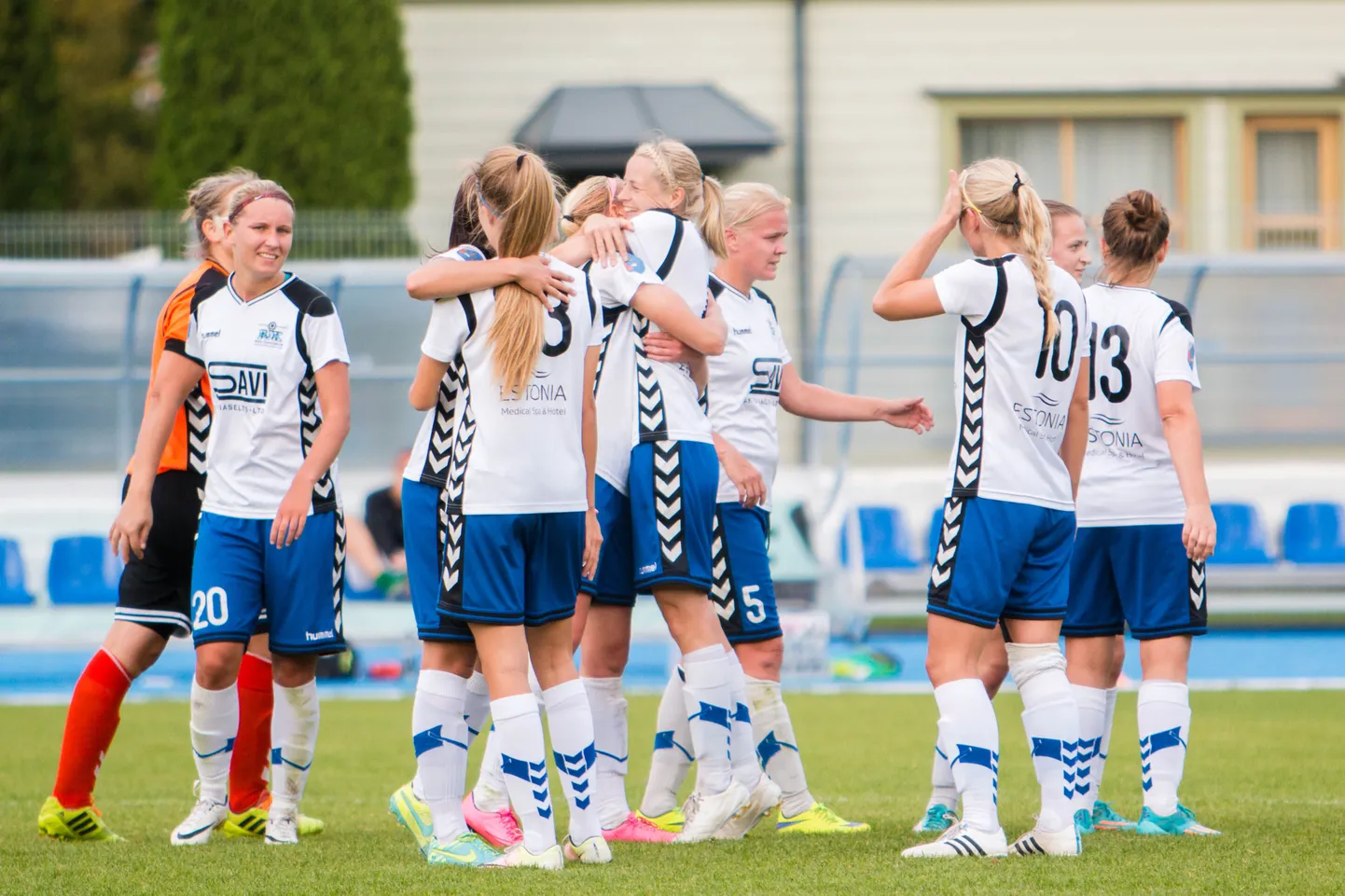 Sügisel jalgpallis Eesti meistriks tulnud Pärnu jalgpalliklubi naiskond püüab sama saalijalgpallis.