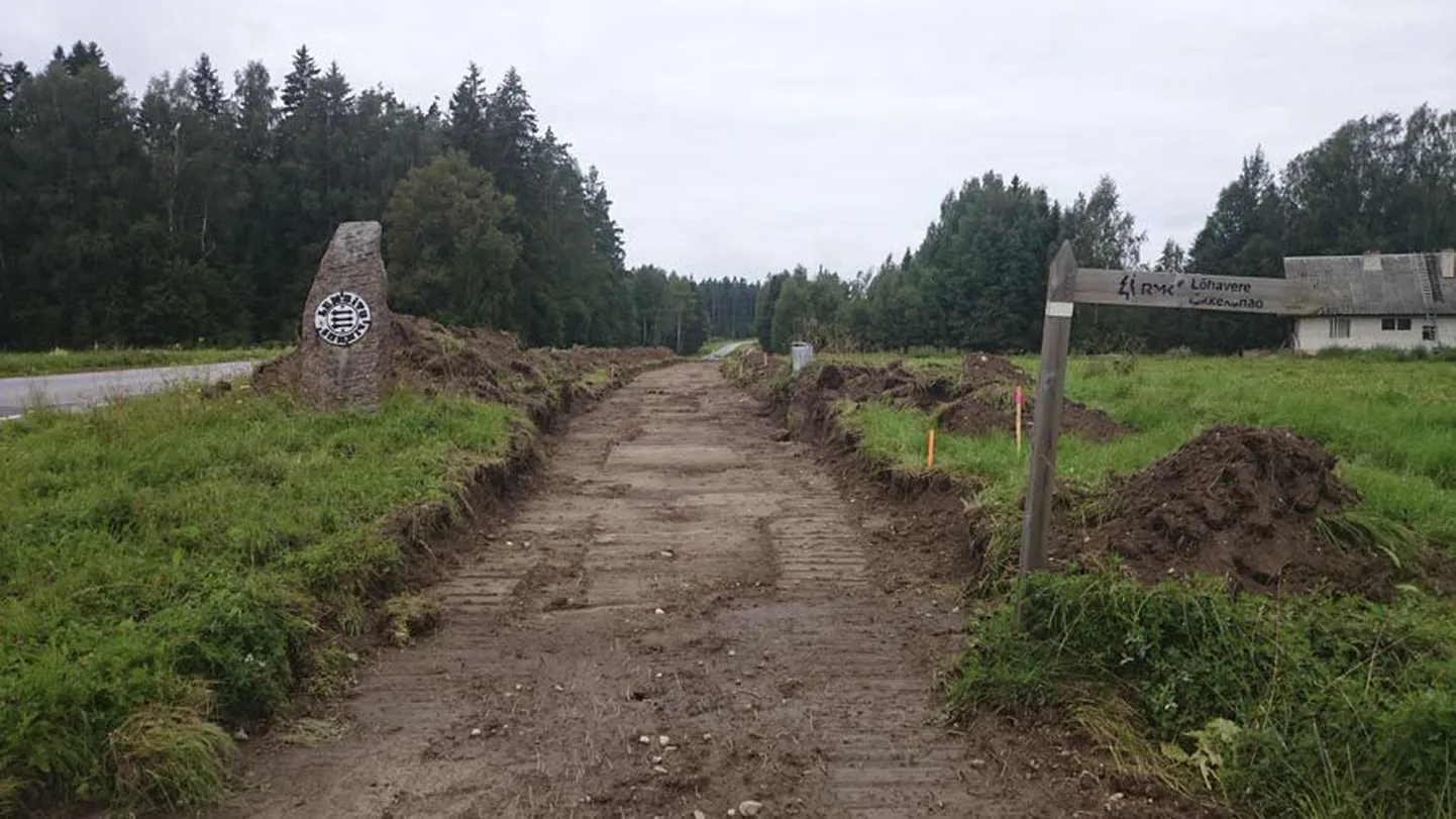 Sügiseks valmib Suure-Jaani ja Olustvere vahel kergliiklustee, mis ühendab kaks asulat nende vahele jääva Olustvere raudteejaamaga.