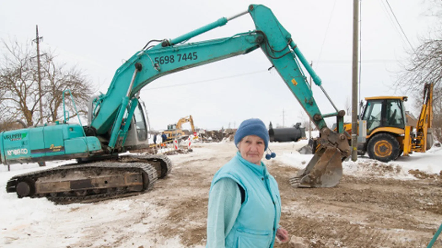 Teist kuud koppade piiramisrõngas elav 78aastane Viktoria Mägi on sunnitud pealt vaatama, kuidas kaevetööd Kiviõli vana kaevanduse aladel ta maja vooderdisse pragusid ragistavad.