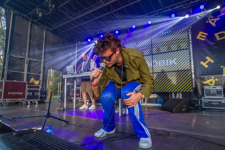 Röövel Ööbik esinemas festivalil "Mägede hääl" 2017. aastal, mil see toimus veel Kohtla-Nõmmel kaevandusmuuseumis.