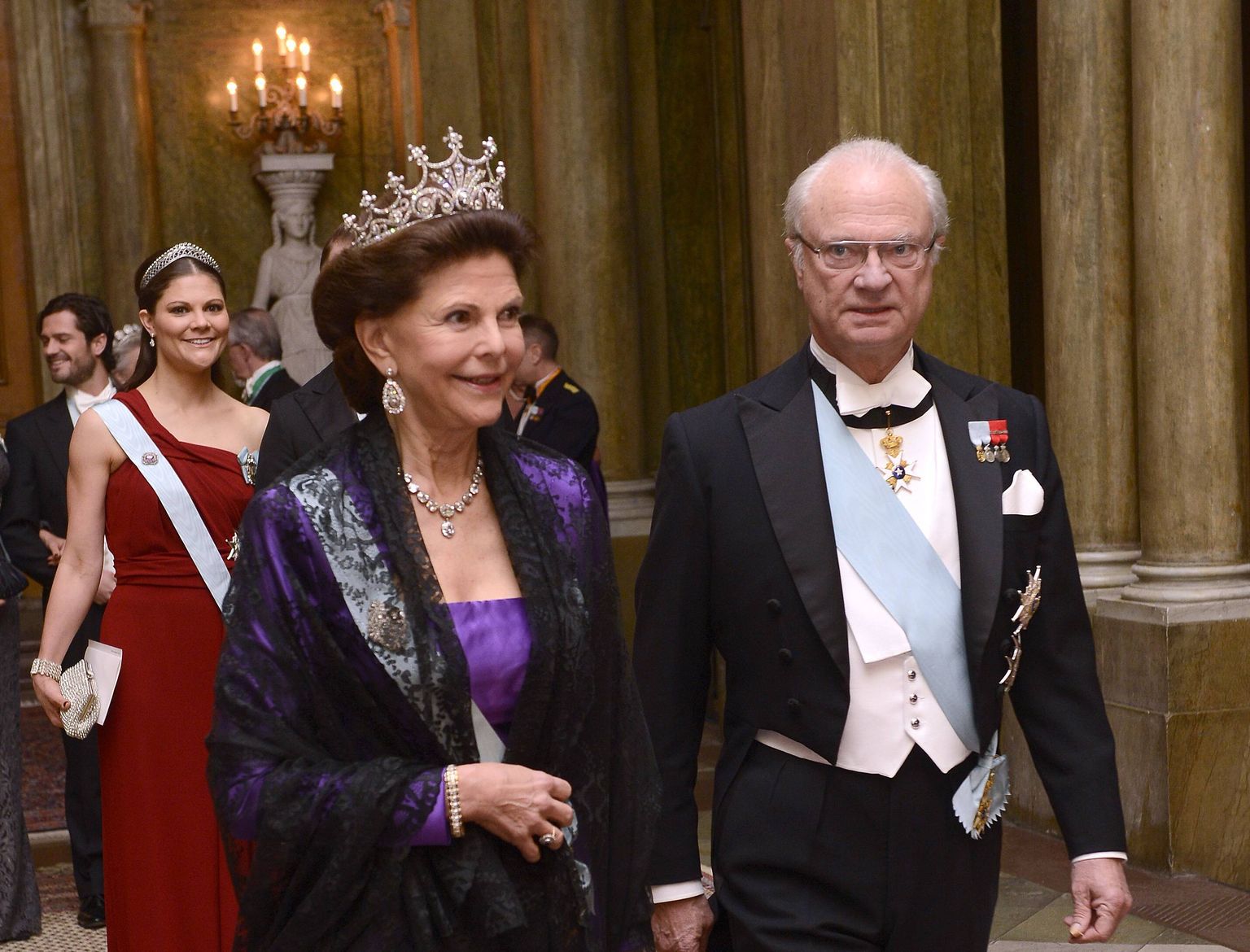 Rootsi kuningas Carl XVI Gustaf ja kuninganna Silvia. Taga (punases kleidis) on kroonprintsess Victoria