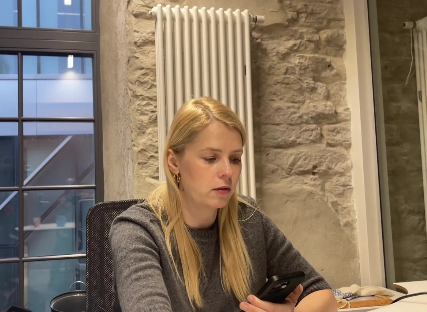 Katrin Lust helistamas Hanna Kaplani putukatõrjefirmasse.
