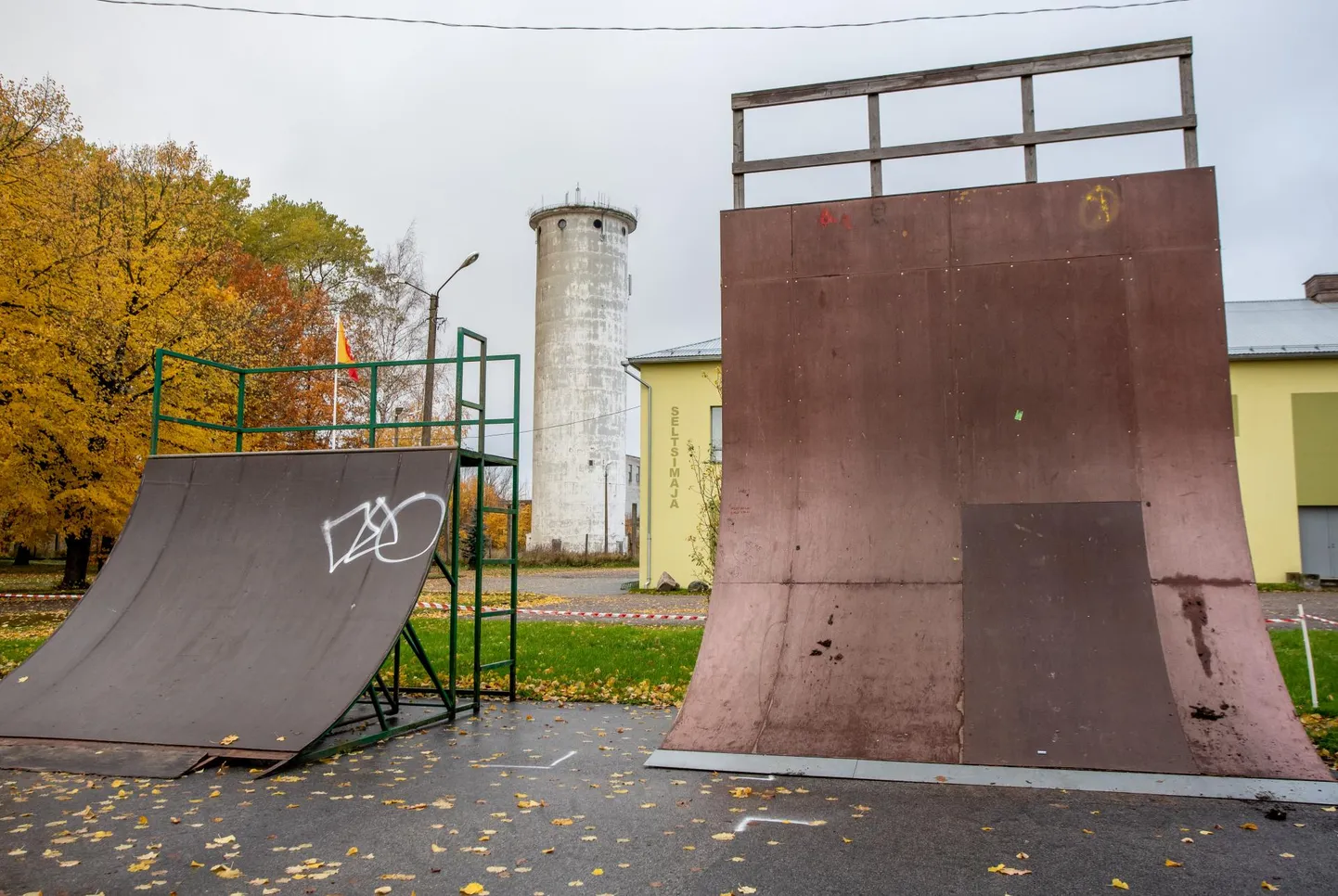 Sindi seltsimaja juures olev rulapark on oma aja ära elanud.
