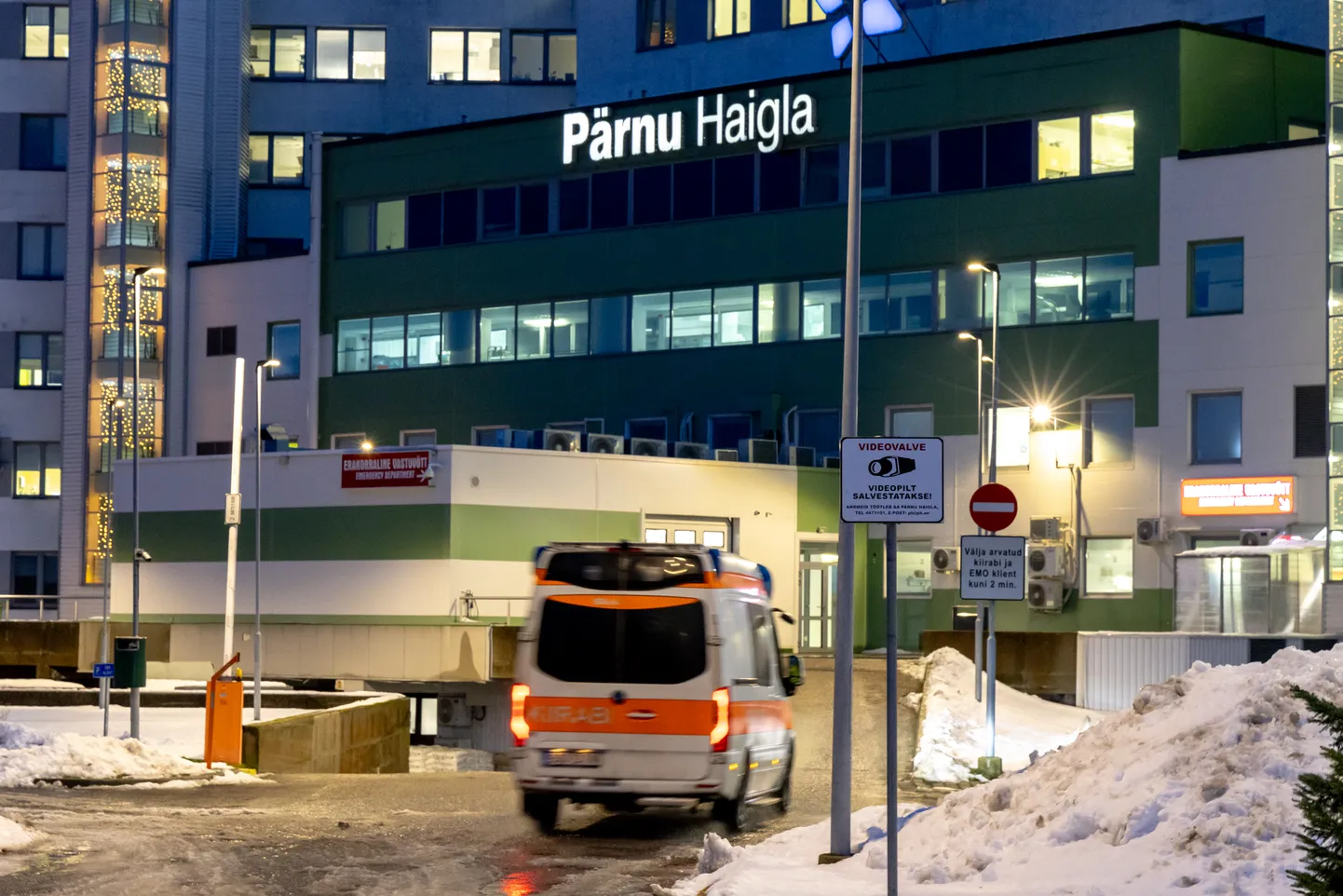Kiirabiauto Pärnu haigla ees.