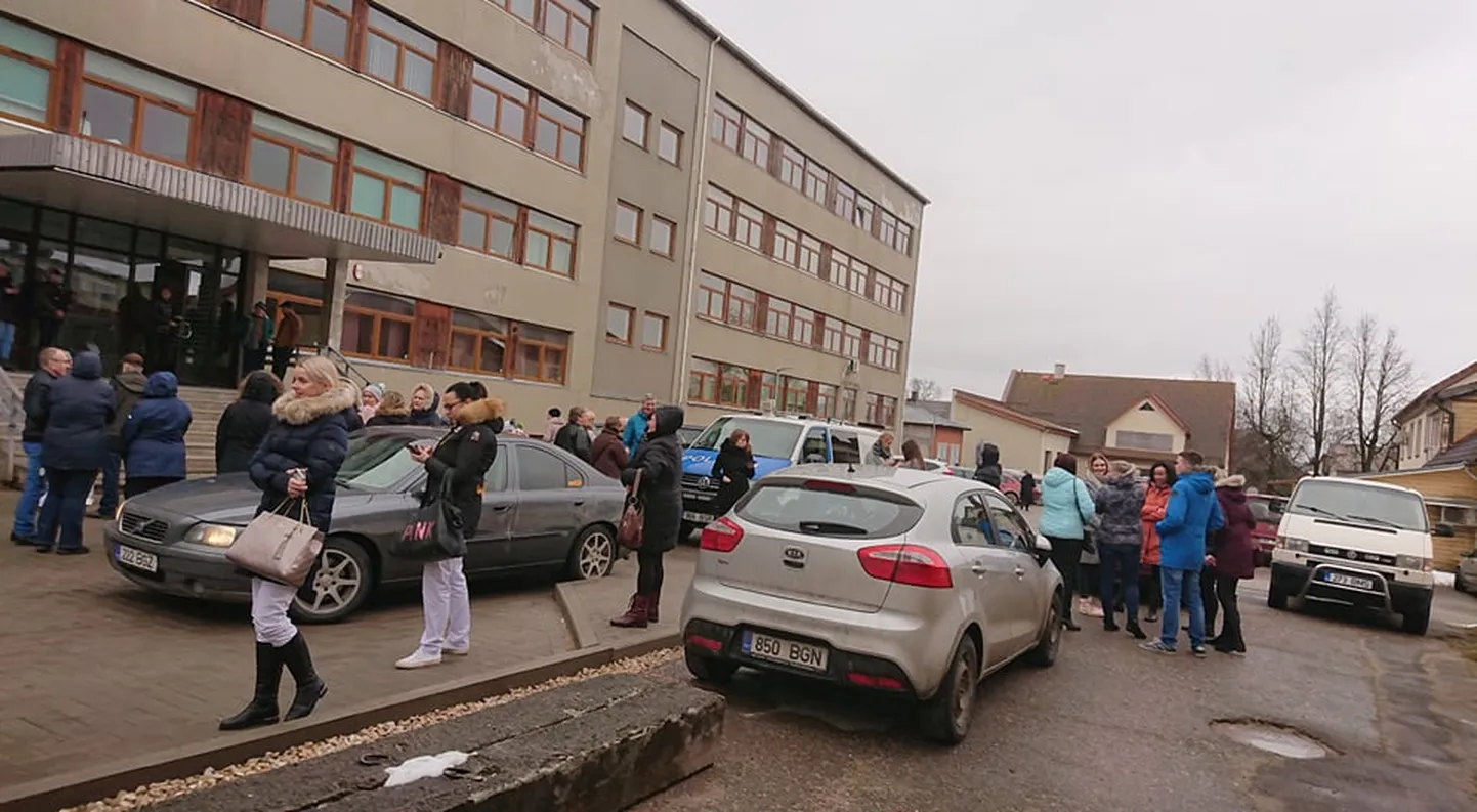 В Выруской поликлинике обнаружили подозрительный чемодан.