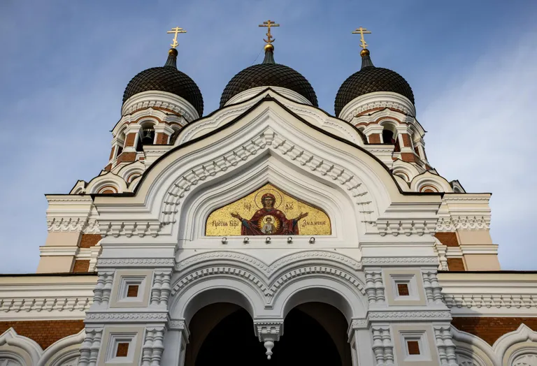Moskva Patriarhaadi Eesti Õigeusu Kiriku üks sümboleid Eestis on Aleksander Nevski katedraal Toompeal, otse riigikogu hoone vastas.