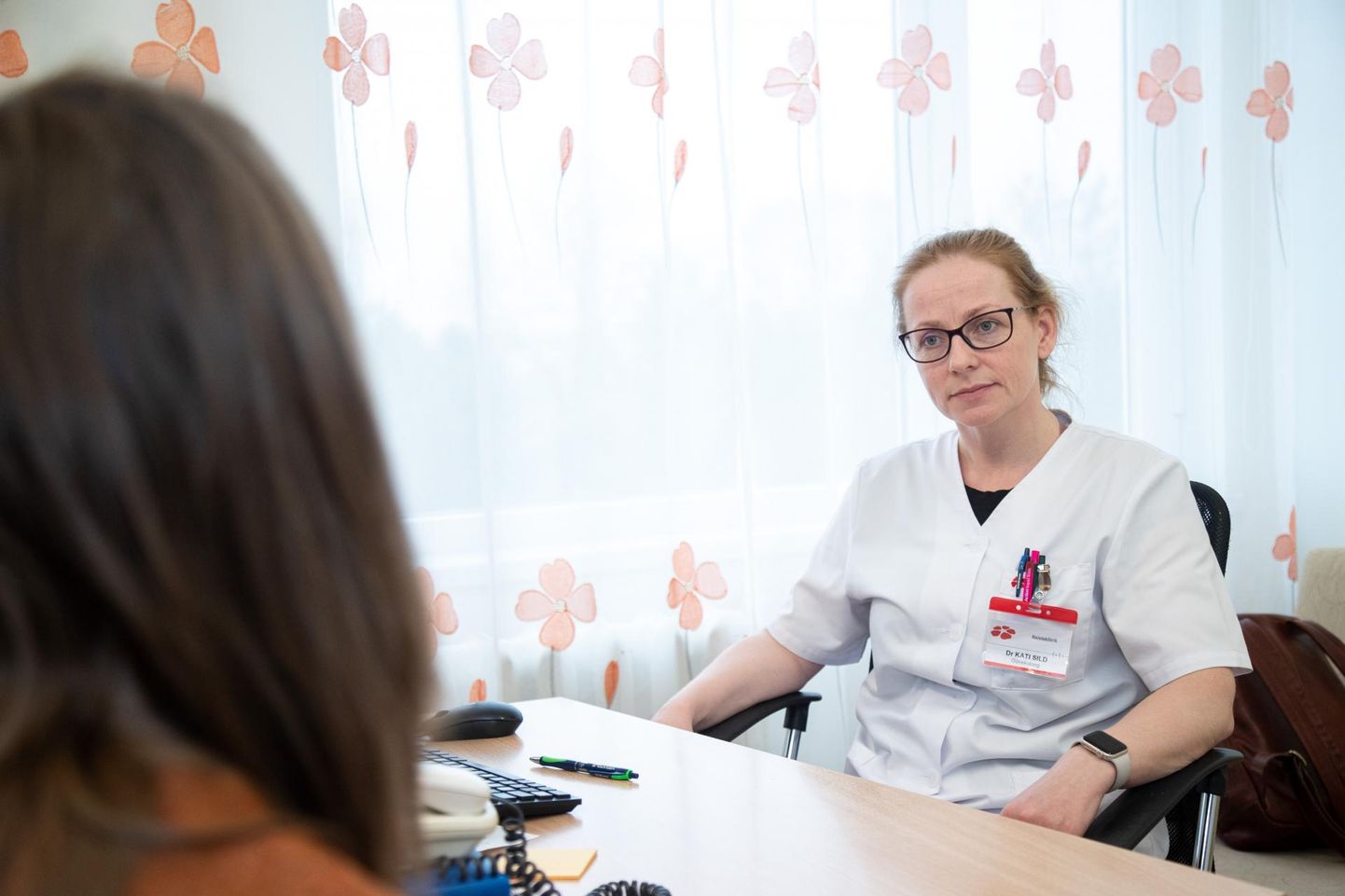 Viljandi haigla günekoloog Kati Sild innustab naisi emakakaela vähi sõeluuringule minema, sest nii saab võimalikele rakumuudatustele varakult jaole.