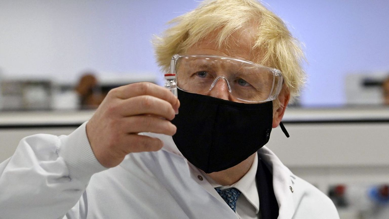 TEKITAB VAIDLUSI: Briti peaminister Boris Johnson poseerib ajakirjanikele AstraZeneca/Oxfordi koroonavaktsiiniga. Pilt on tehtud läinud aasta 30. novembril. Euroopa Liit andis sellele vaktsiinile kasutusloa alles jaanuari lõpus.