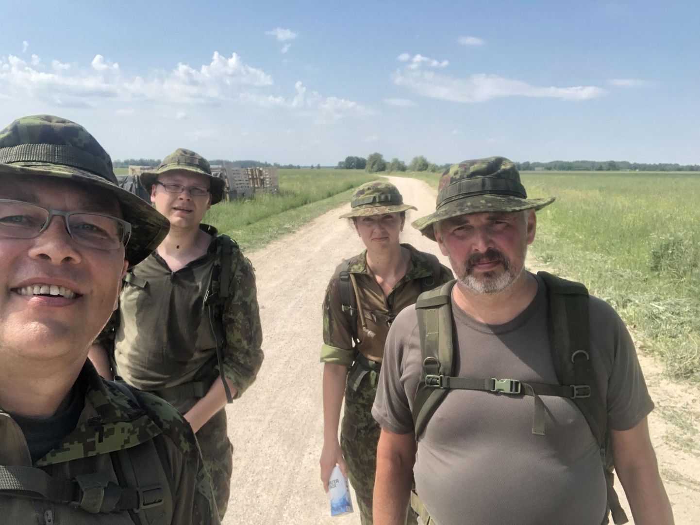 Dancon Marchi koormusrännaku lõpuni jäi kolm kilomeetrit. Järvakad militaarmatkal: Urmas Glase (vasakult), Lauri Mäepalu, Siret Niinepuu ja Jaan Keerma.
