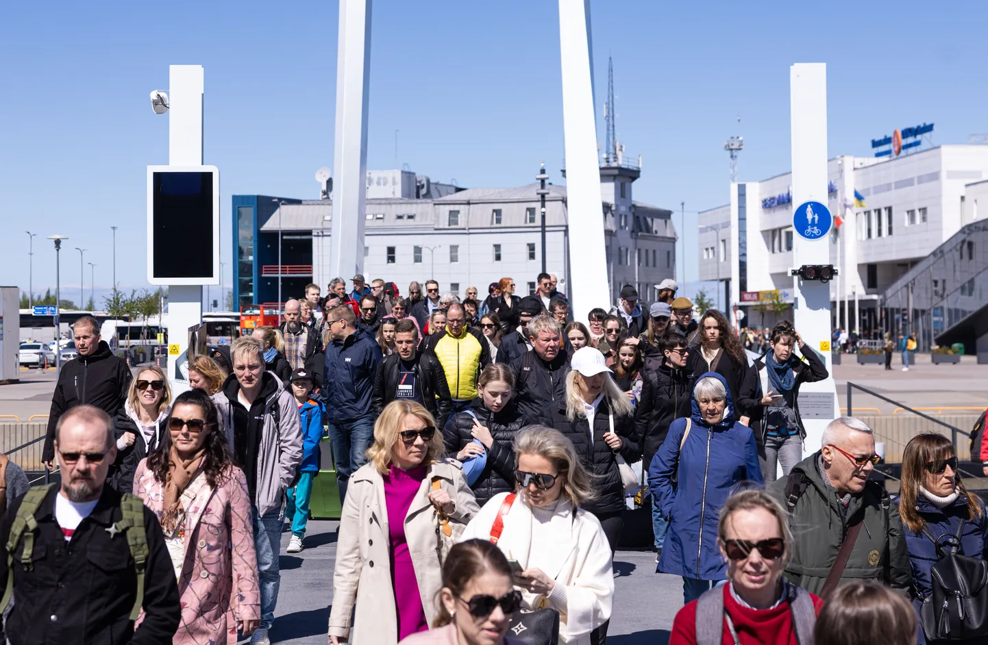 Laevaga Tallinnasse saabunud turistid sadamas Admirali jalakäiate silla juures.