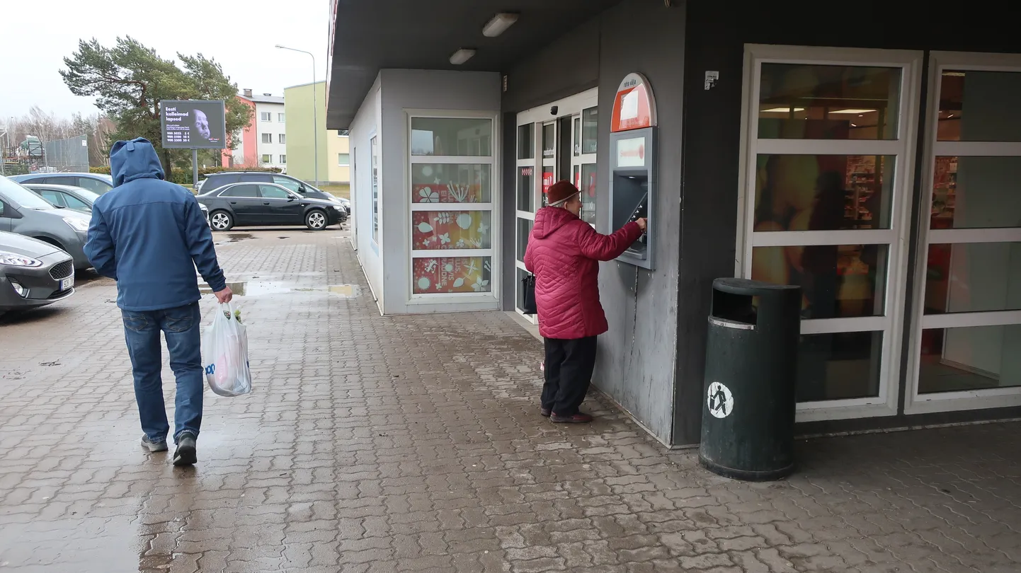Karantiini tippajal väitis iga kümnes elanik, et nad on lõpetanud ostmise tavapoest.