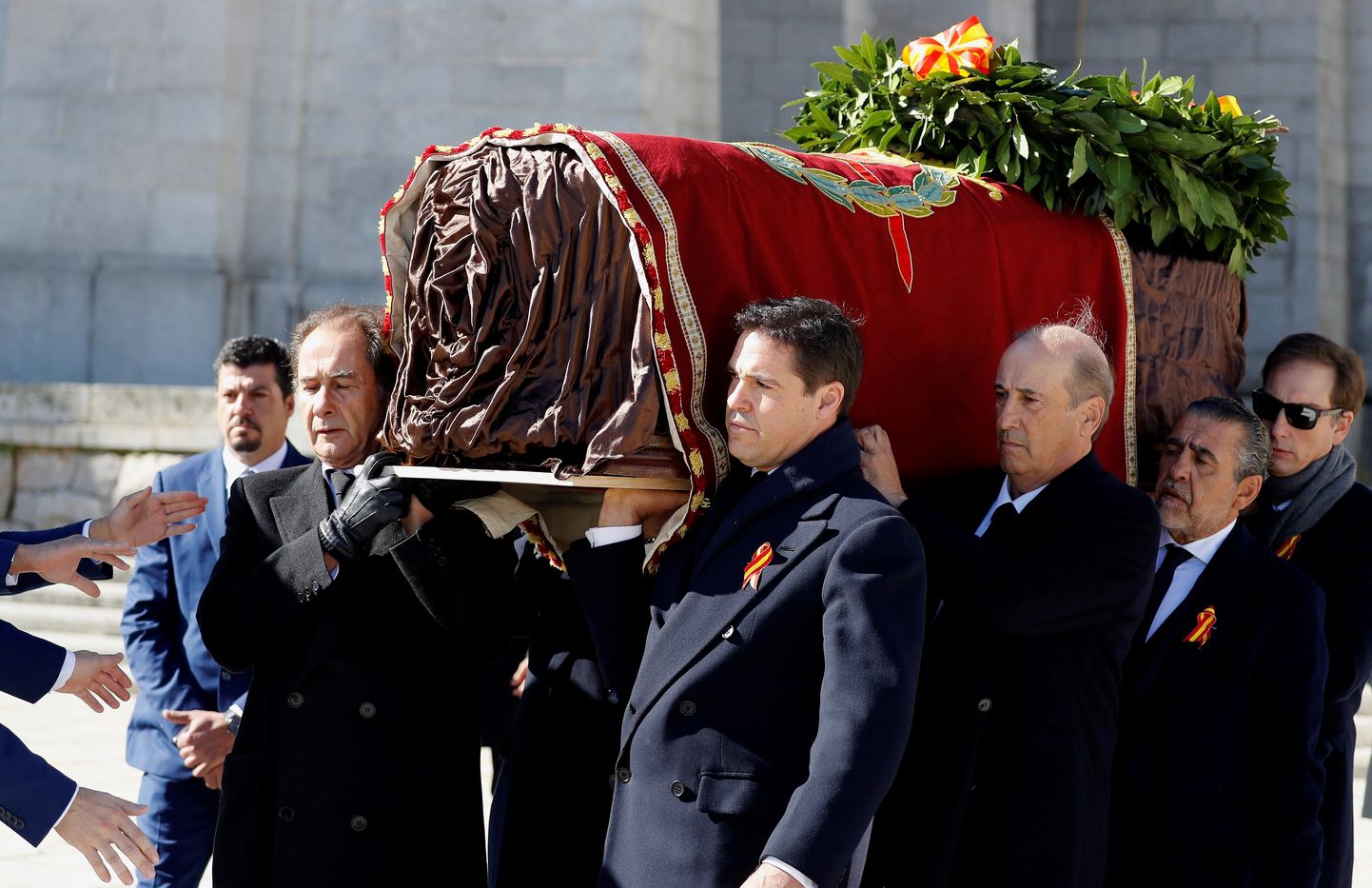 Franco sugulased kandmas diktaatori surnukeha välja mausoleumist, kus see lebas 1975. aastast saati.