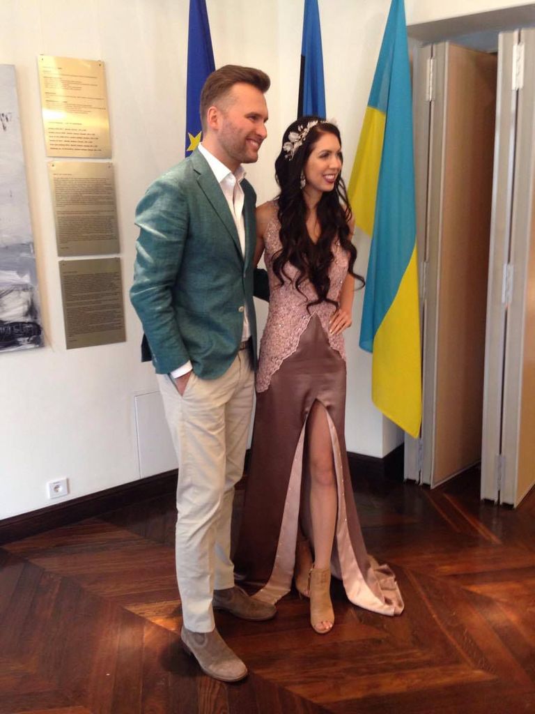 Eesti suursaadiku vastuvõtul rabas Laura Põldvere kõiki enda disainitud kreemikas toonis kleidis. Kui ilmud vastuvõtule artistina, pole tarvis ka paljastusi peljata. 
