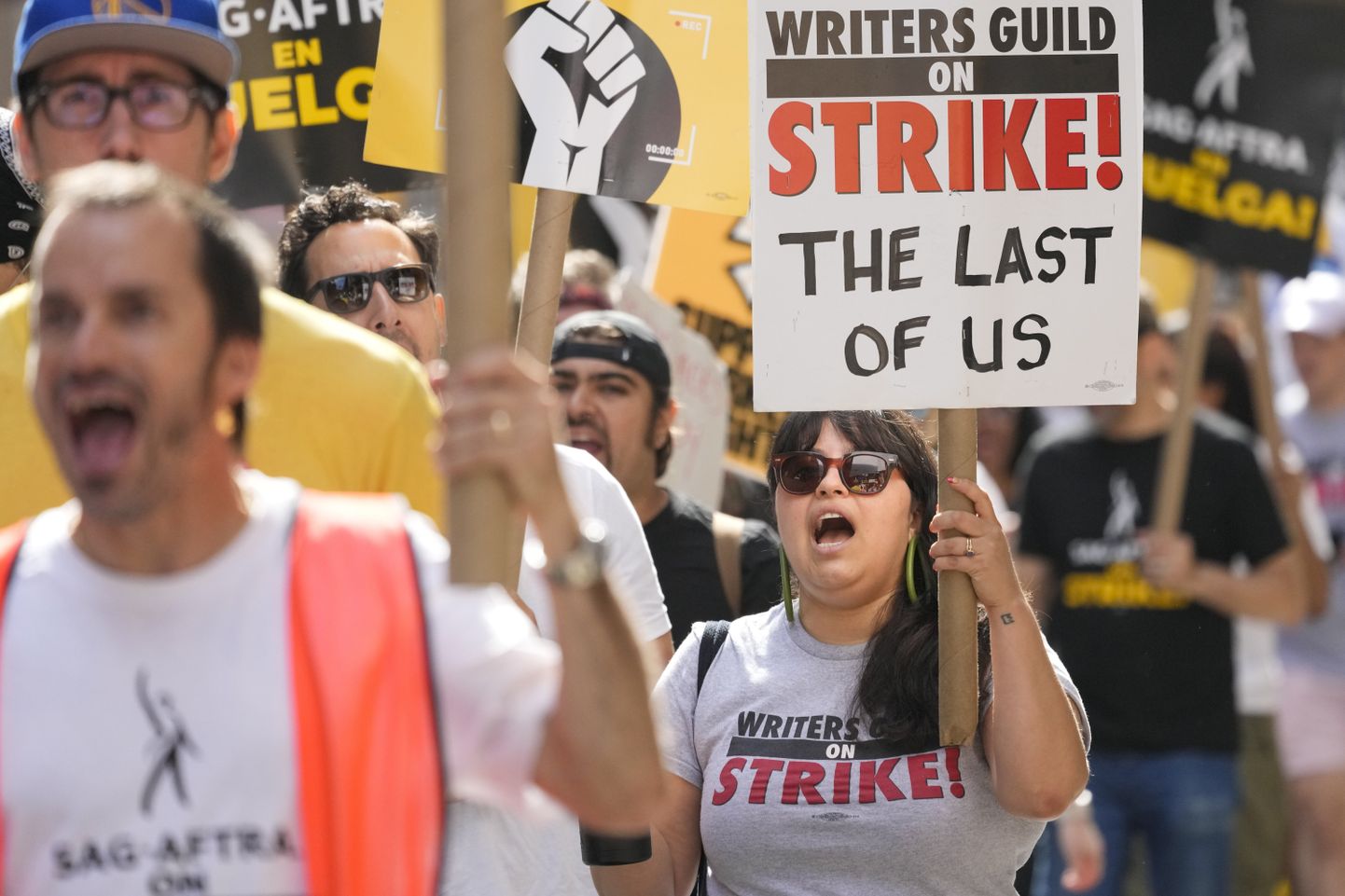 Stsenaristide streik kestab juba neljandat kuud. Fotol streikijad 18.augustil Manhattanil  Warner Bros., Discovery ja Netflixi kontorite ees.