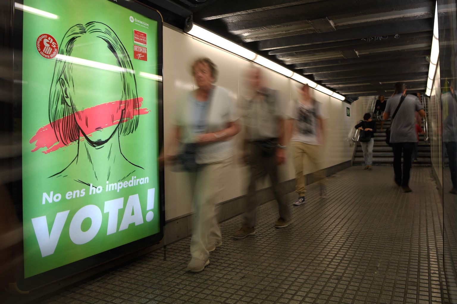 1. oktoobril iseseisvusreferendumile kutsuv plakat Barcelona metroos.