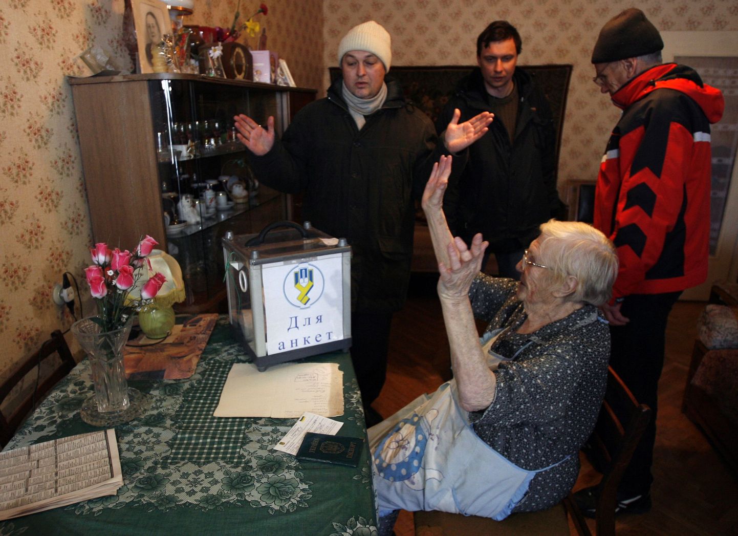 Ametnikud tõid hääletuskasti Kiievis elavale vanamemmele koju kätte.