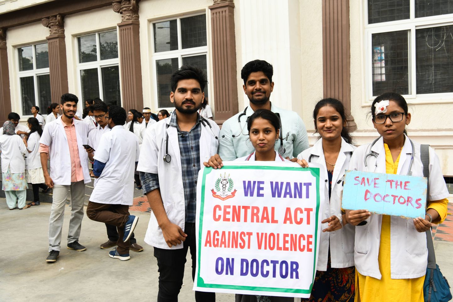 Patsientide ja nende pereliikmete vägivalla vastu streikivad India meditsiinitöötajad.
