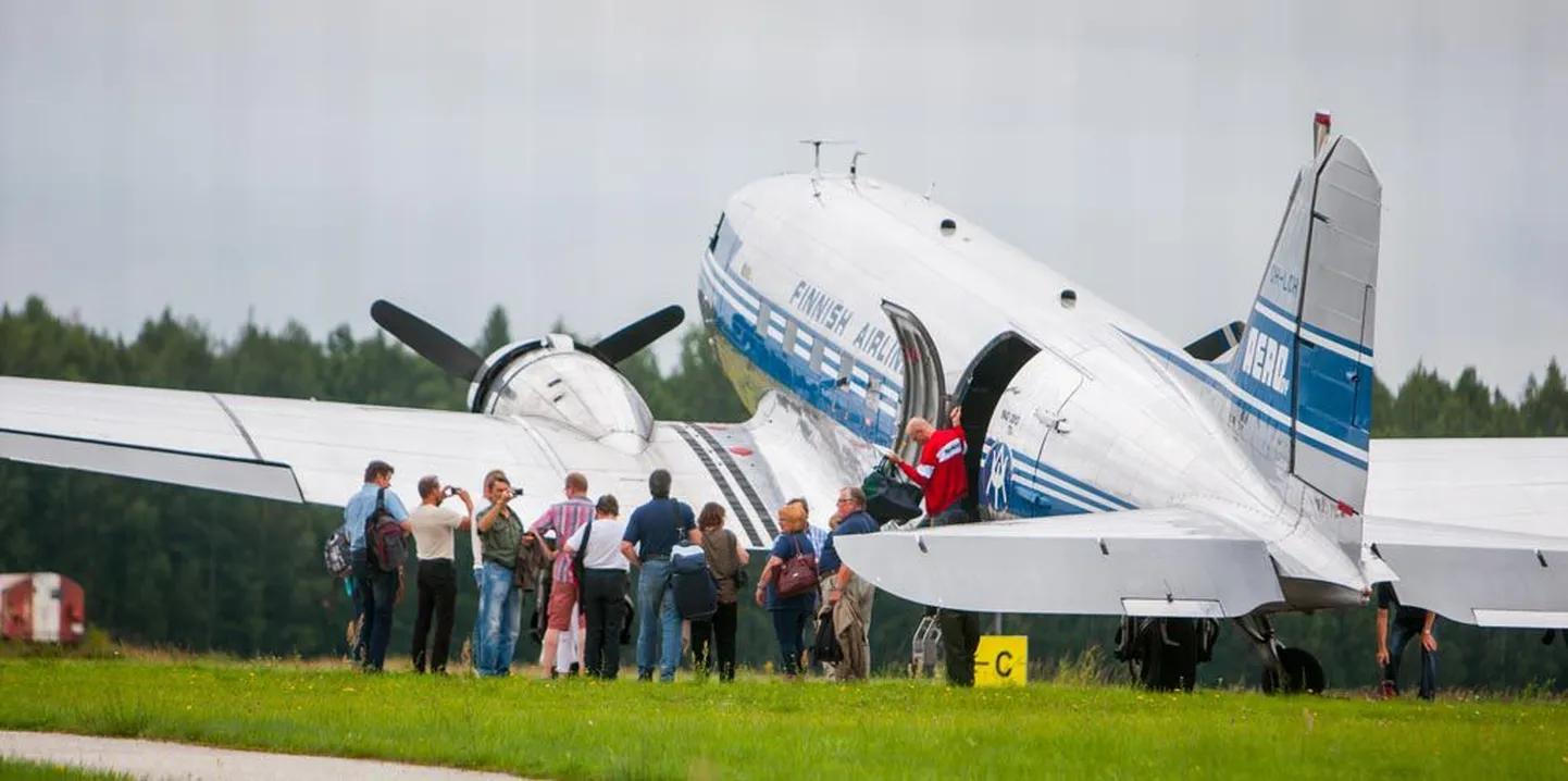 Läinud suvel Pärnu lennujaamas maandunud retroreisilennuk DC-3 tõi 20-liikmelise reisiseltskonna nädalavahetuseks Pärnusse aega veetma.