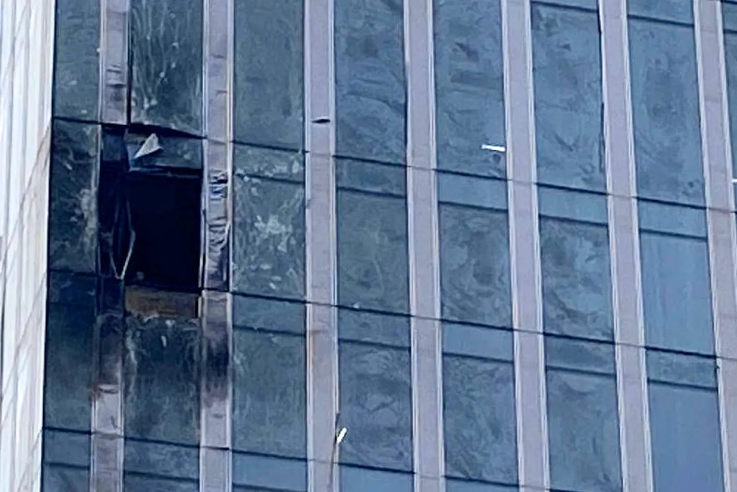 Moskva kesklinnas droonirünnaku tagajärjel purustatud hoone fassaad, 23. augustil 2023