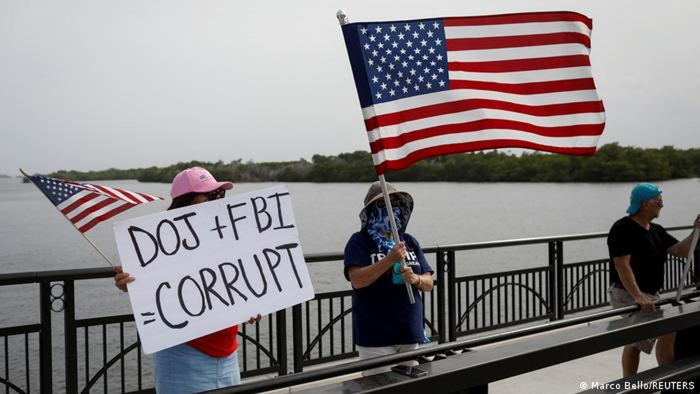 Сторонники Дональда Трампа протестуют после обыска ФБР в его поместье Мар-а-Лаго во Флориде