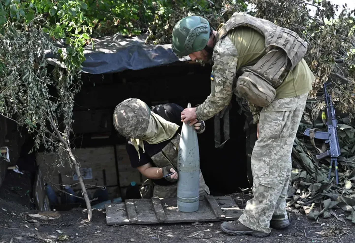Украинские военные в зоне боевых действий близ Бахмута.