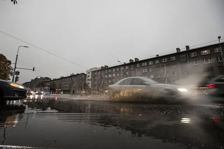 Orkaan Ophelia poolt üle Euroopa kantud tumepunane keskpäevane taevas Tallinnas.