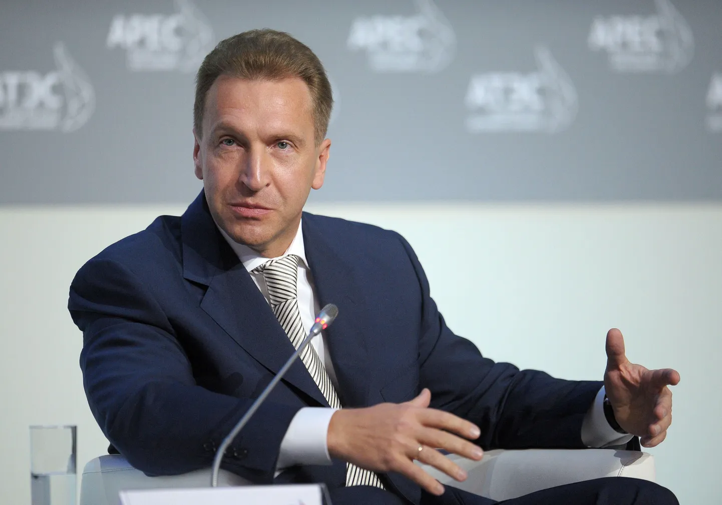 Venemaa esimene asepeaminister Igor Šuvalov Aasia ja Vaikse ookeani Majanduskoostöö (APEC) tippkohtumisel kõnelemas.