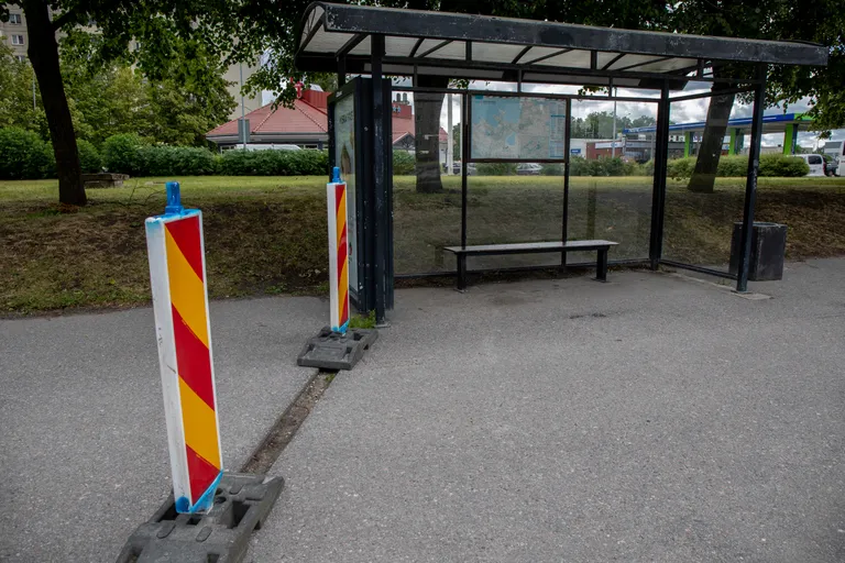 HDTaneli sõnul on bussipeatuse juures asfaltimine lõpetamata juba aastaid.