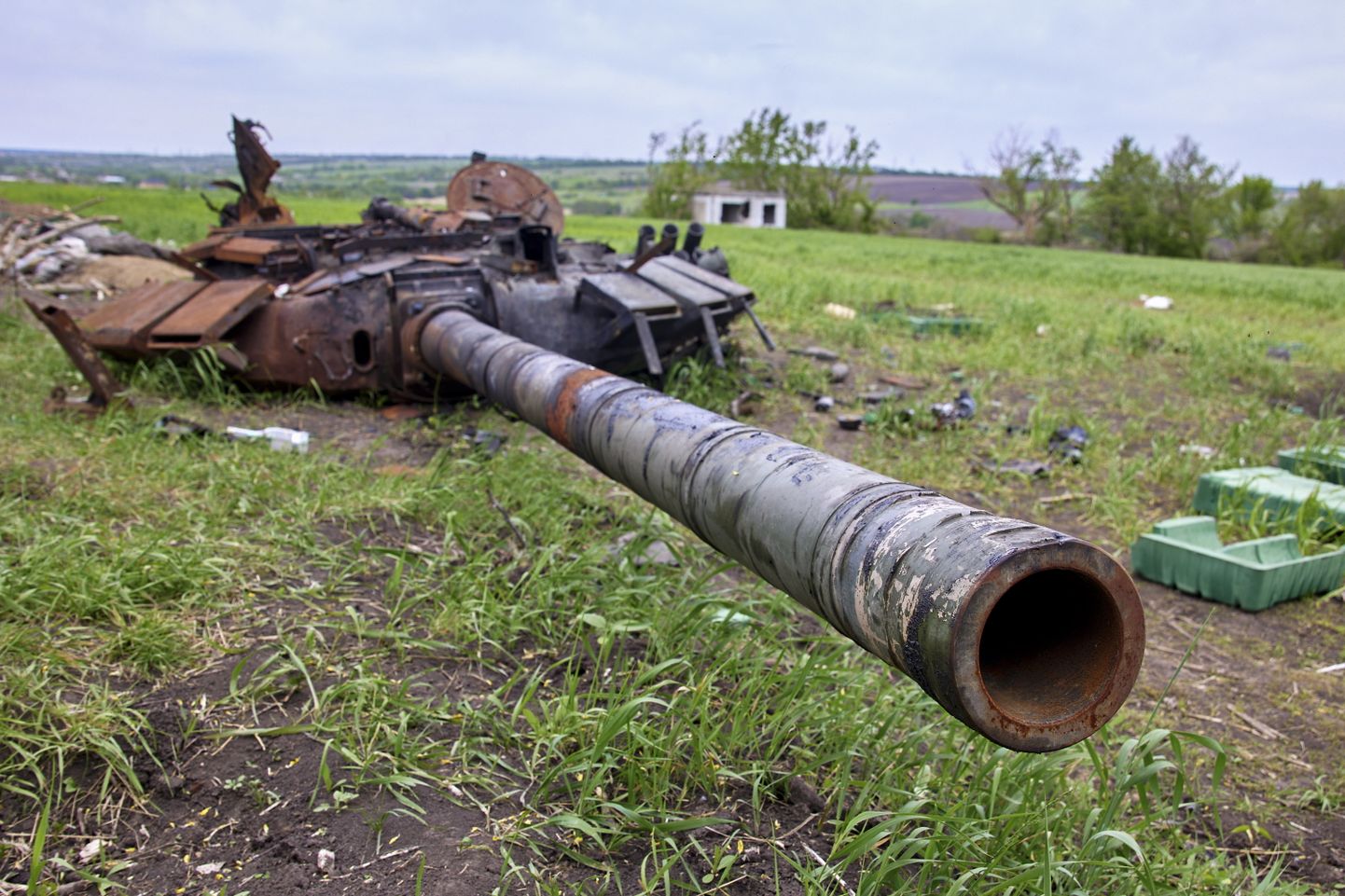 Война в Украине. Часть подбитого российского танка под Харьковом