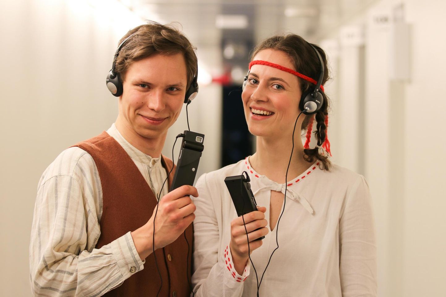 Vargamäe Juss (Ringo Ramul) ja Mari (Ilo-Ann Saarepera) lavastusest "Vai-vai vaene Vargamäe" ootamas kirjeldustõlkega etenduse algust Ugala teatris.