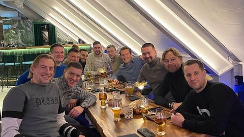 Эстонские футболисты проводили старый год за кружкой пива с главным тренером сборной России