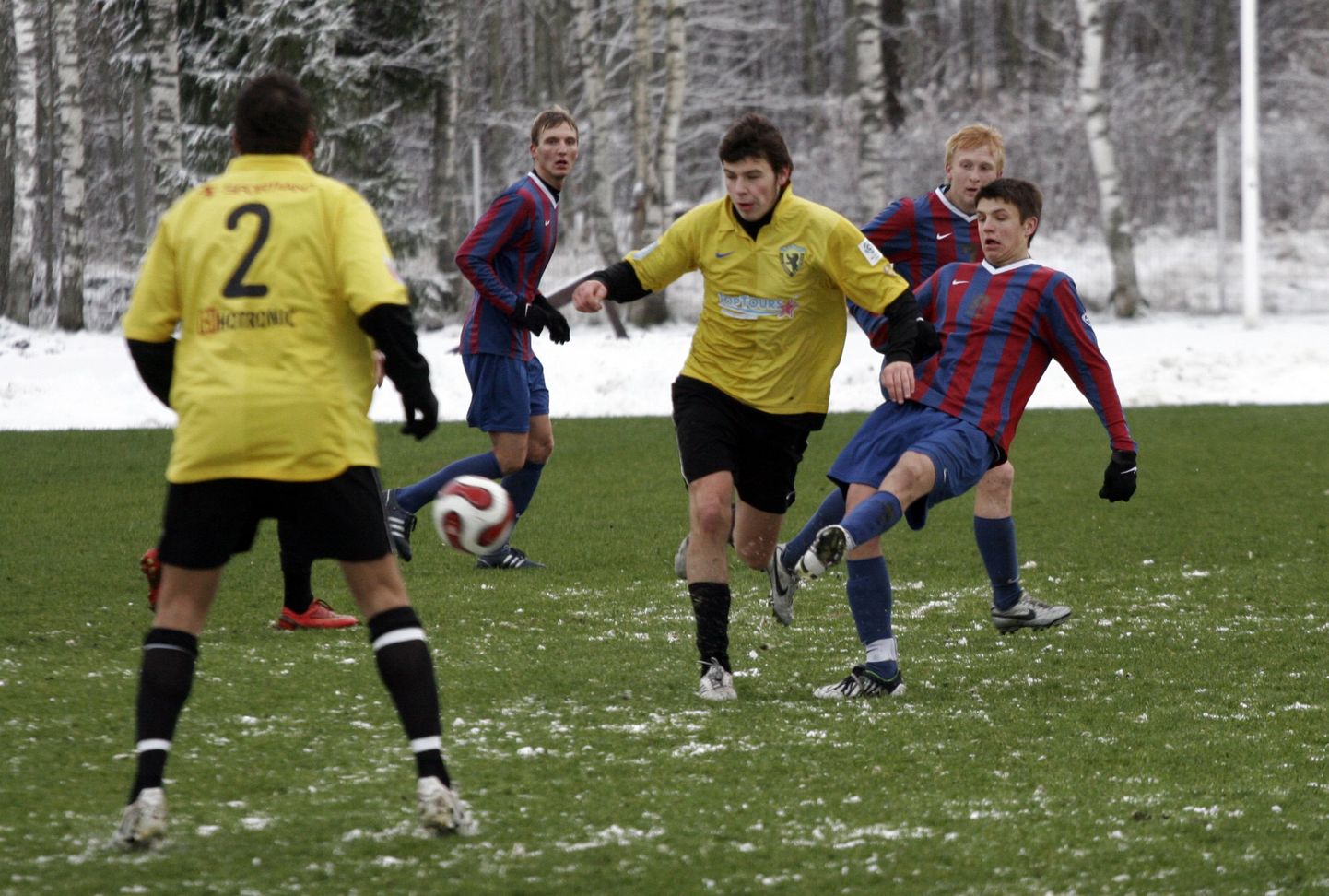 Novembri lõpus Paide FC Flora linnameeskonnale meistriliiga üleminekumängudes kaotanud Pärnu Vaprus (kollastes särkides) alustab pühapäeval esiliiga hooaega. Pildil mängib Pärnu Vaprus Paidega.
