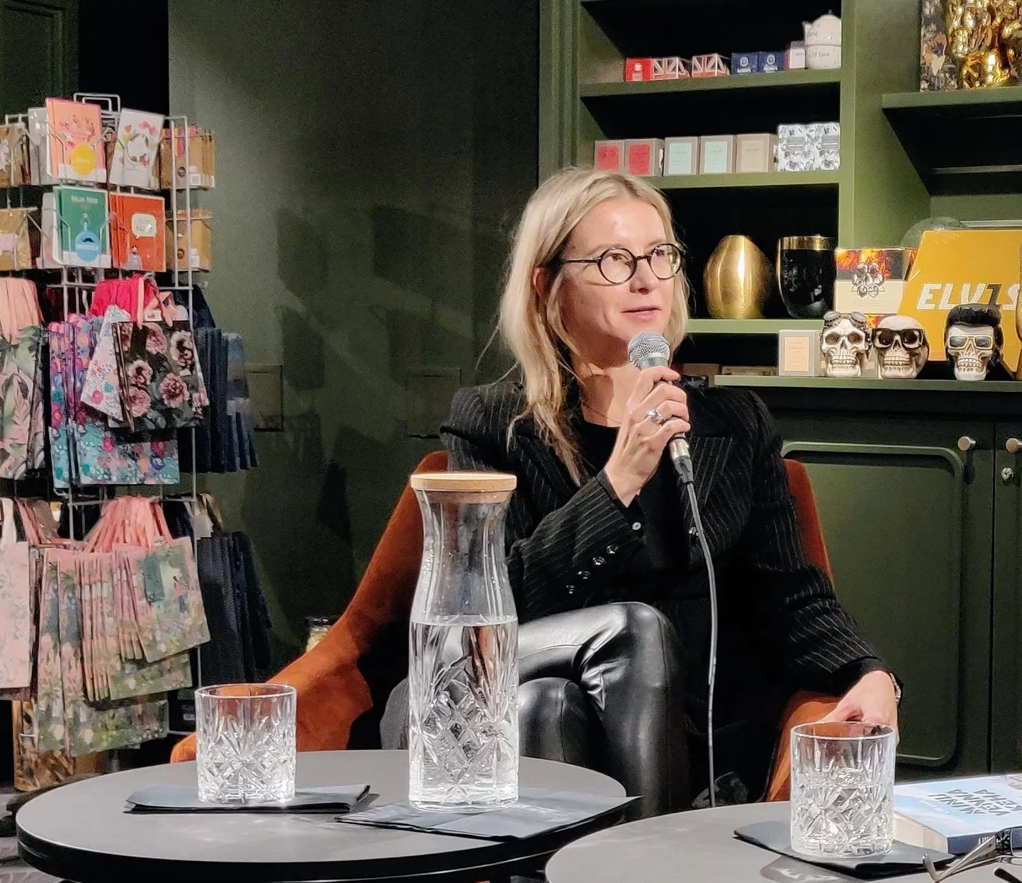 Lilli Luuk oma romaani «Minu venna keha» esitlusel 11. oktoobril Tallinnas.