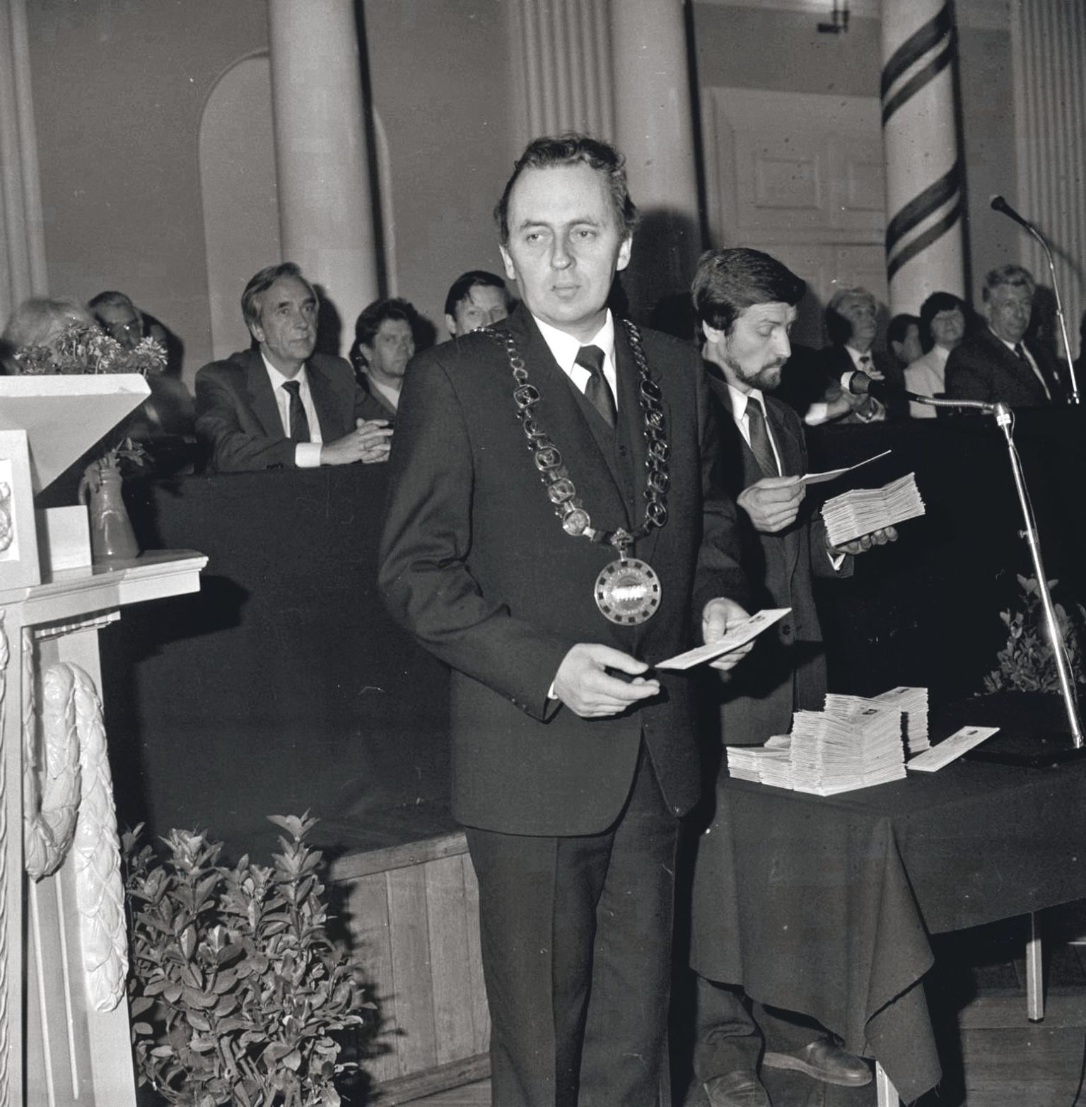 Jüri Kärner sai Tartu ülikooli rektori ametiraha kaela 1988. aasta 1. septembril.