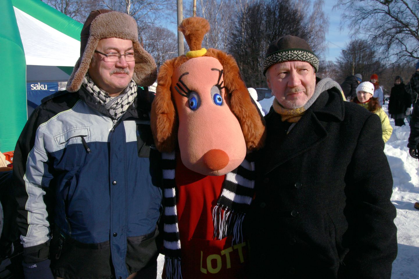 Lotte animafilmi loojad Heiki Ernits ja Janno Põldma koos Lottega Pärnus Munamäel lumelinna ehitust jälgimas.