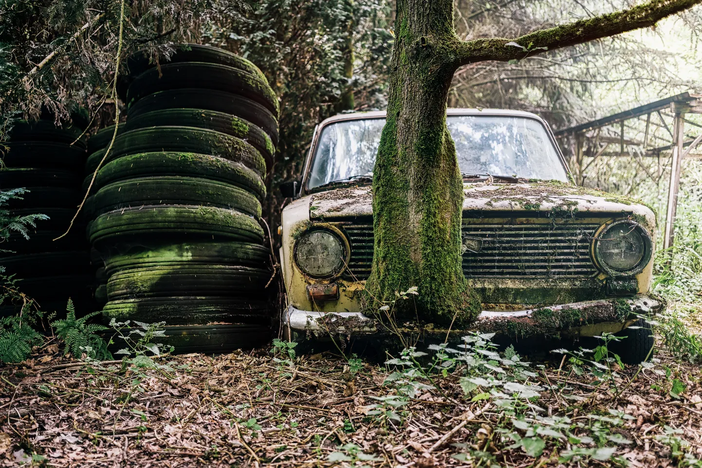 Vana, kaua seisnud auto. Foto on illustratiivne