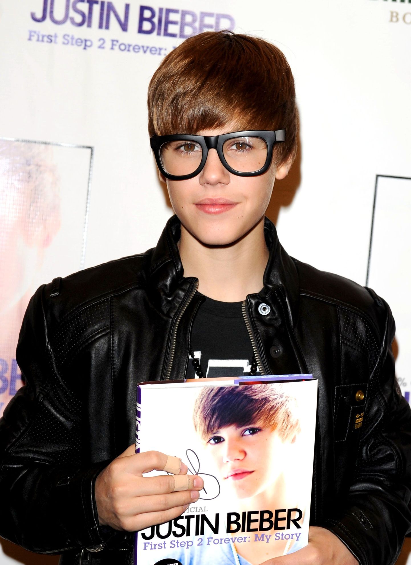 31. oktoobril esitles Justin Bieber oma raamatut pealkirjaga "Justin Bieber: First Step 2 Forever: My Story", kus räägib oma sõnadega, mis elu ta elab