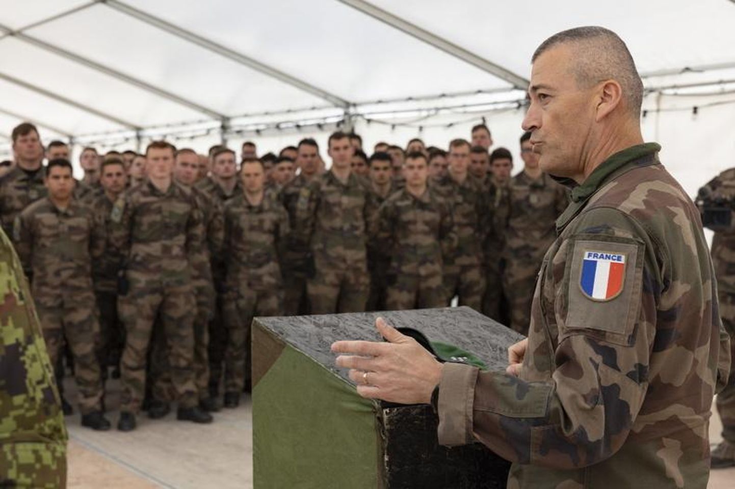 Prantsusmaa uus kaitseväe juhataja kindral Thierry Burkhard kohtus Tapal Prantsuse sõduritega.