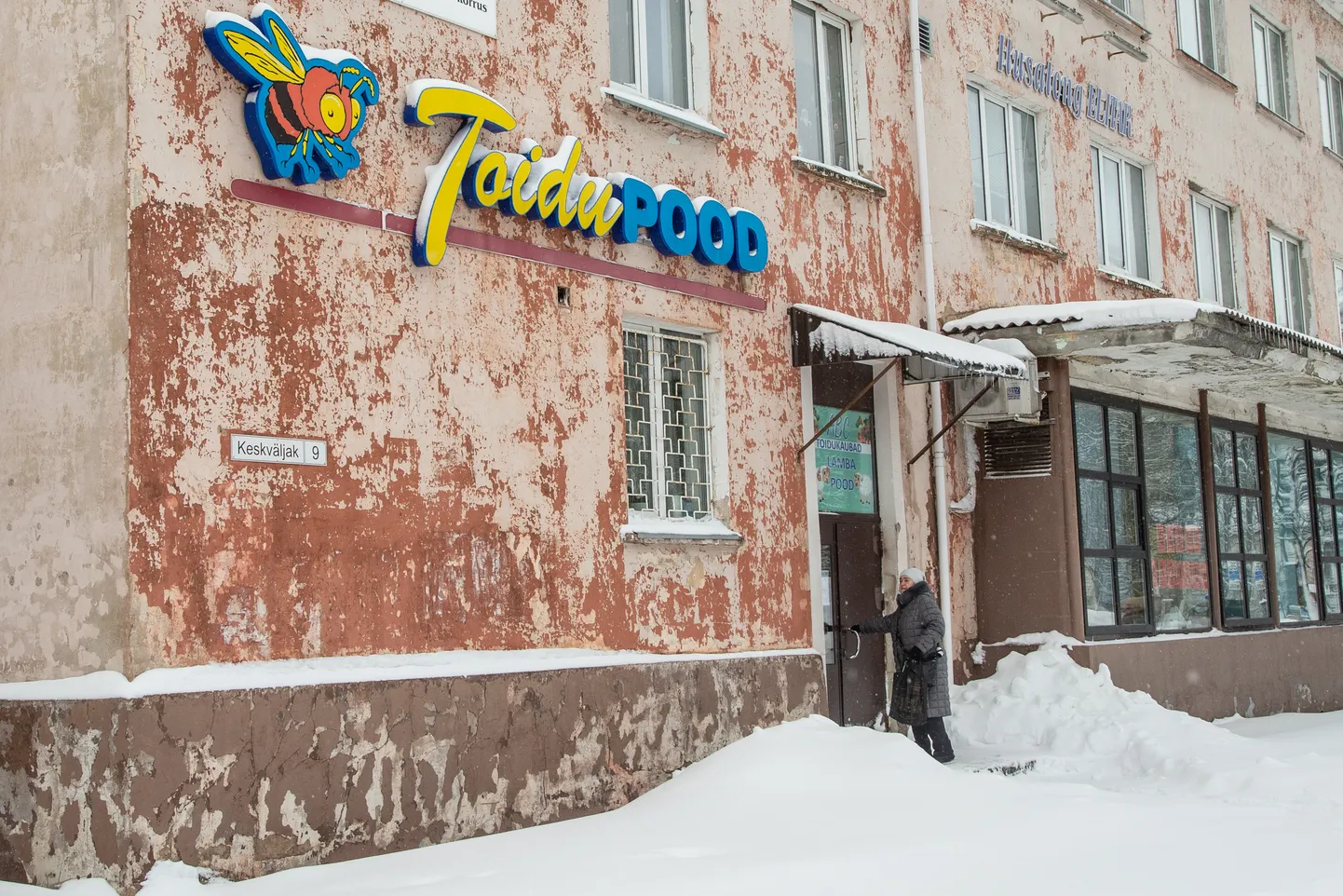 В центре Йыхви есть многоквартирные дома с опрятными фасадами, но немало и таких, которые режут глаз. Волость хочет, чтобы дома привели в порядок, обещая помочь с подачей ходатайства о пособии. Поступит ли от волости и финансовая поддержка, на данный момент неясно.