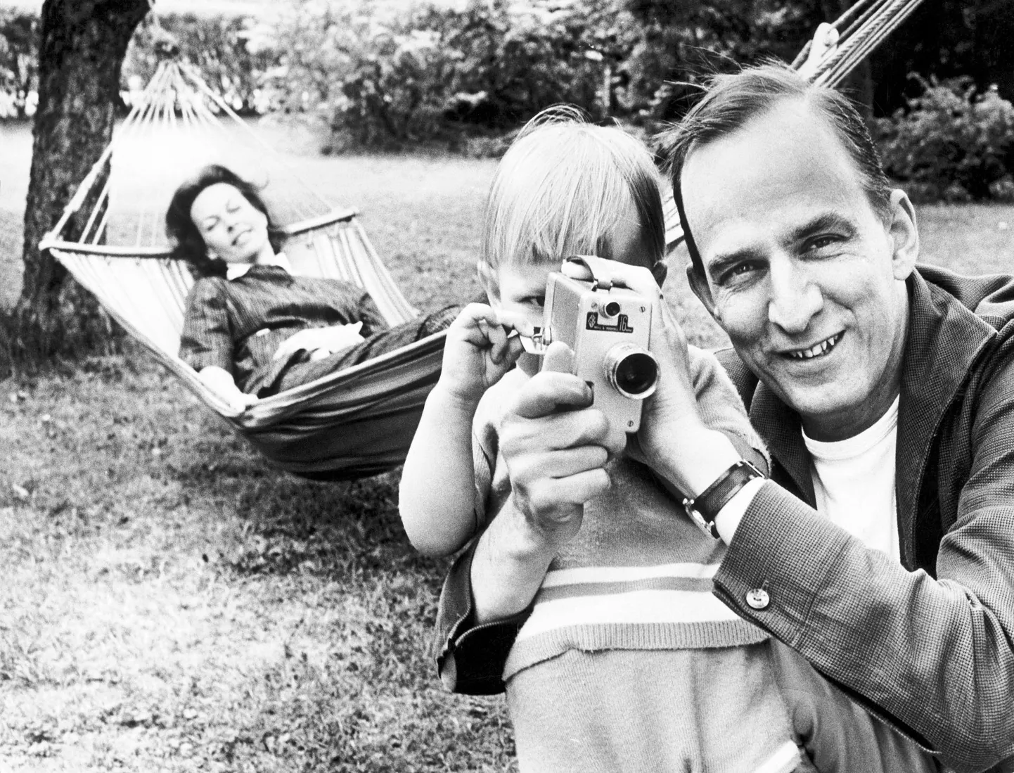 1960. aastatel tehtud fotol õpetab Ingmar Bergman poega Danieli kaamerat kasutama. Taamal Danieli ema Käbi Laretei. 1962. aastal sündinud Daniel hakkaski filmi- ja teatrilavastajaks.