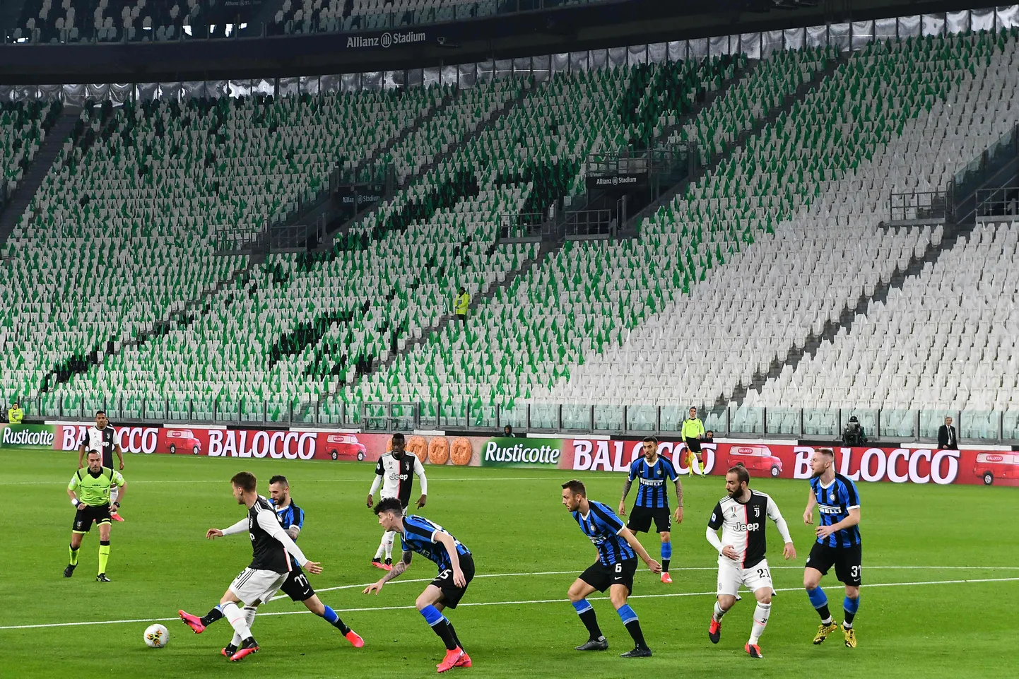 Itaalia vutihiiud Milano Inter ja Torini Juventus mängisid pühapäeval tühjade tribüünide ees. Hetkel on aga Itaalia jalgpalli meistrivõistlused peatatud.