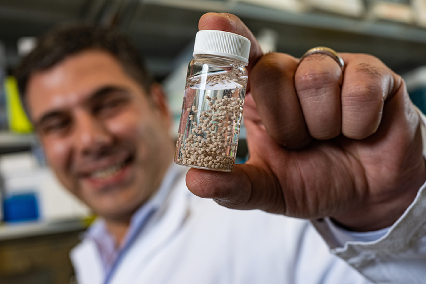 Rice ülikooli bioinsener Omid Veiseh näitab oma laboris väljatöötatud rukkitera suurusi implantaate, mis töötavad kui vähiravimite tehased. Need suudavad hiirtega tehtud katsetes munasarja- ja kolorektaalvähi hävitada kõigest kuue päevaga.
