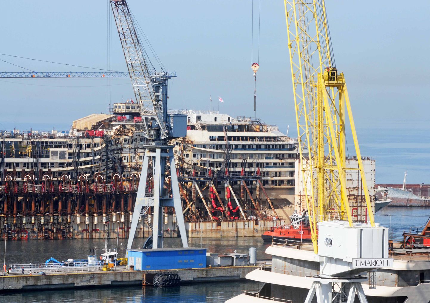 Costa Concordia Genova sadamas enne lammutamist