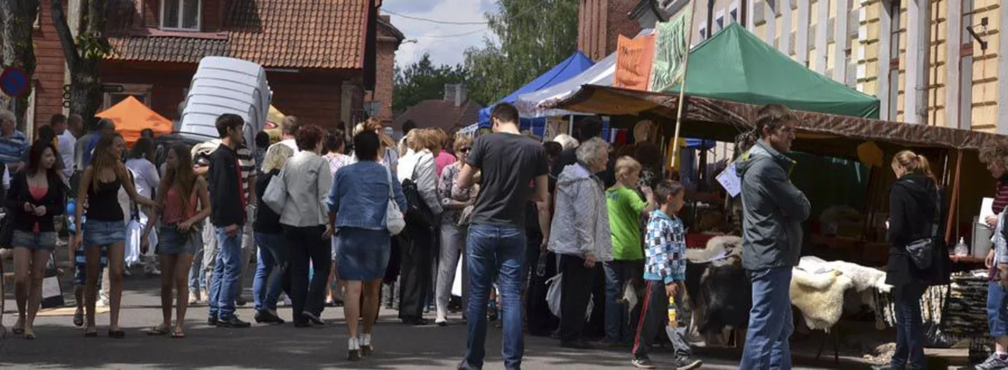 Nii hansalaada kauplejate kui klientide seas oli neid, kelle arvates jätsid tänavad pidulikust meeleolust hoolimata räpase mulje.