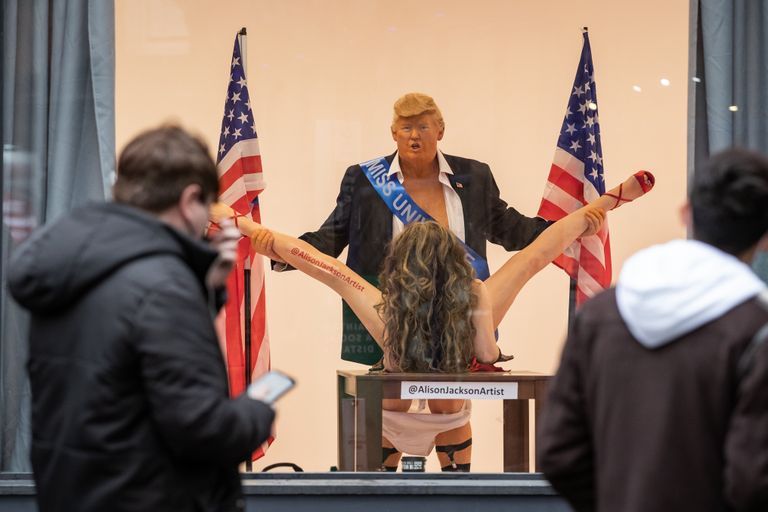 Provokatiivne Donald Trumpi skulptuur Londonis.