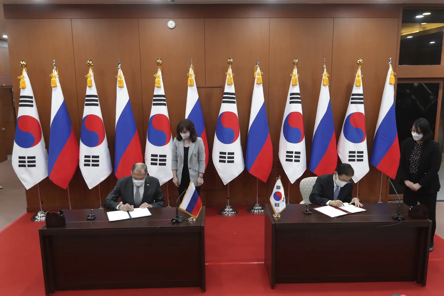 Venemaa välisminister Sergei Lavrov  ja Lõuna-Korea välisminister Chung Eui-yong allkirjastamas 25. märtsil 2021. aastal Lõuna-Koreas kahepoolsete sidemete tugevdamise lepingut.