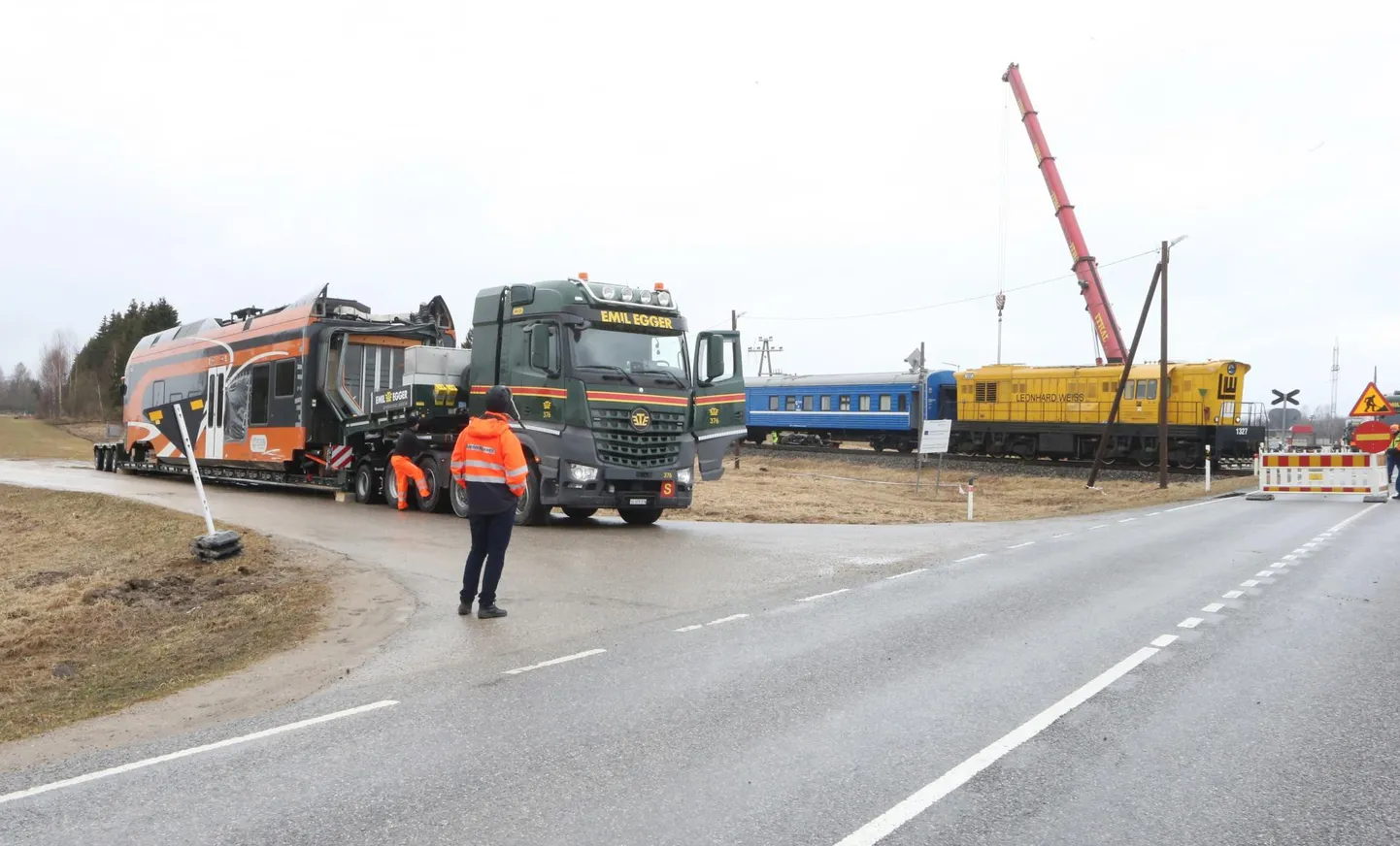 Täna viiakse rööbastel välja paiskunud vagun õnnetuskohalt minema.