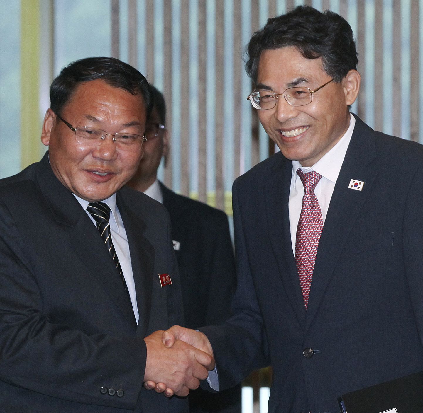 Põhja-Korea aseraudteeminister Kim Yun Hyok vasakul koos oma Lõuna-Korea ametivenna Kim Jeong-ryeoliga Panmunjomi piirikülas aset leidnud kõnelustel.